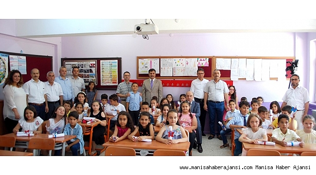 Salihli&#039;de 27 bin öğrenci karne heyecanı yaşadı