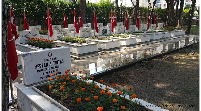 Şehitliklerde özenli çalışma