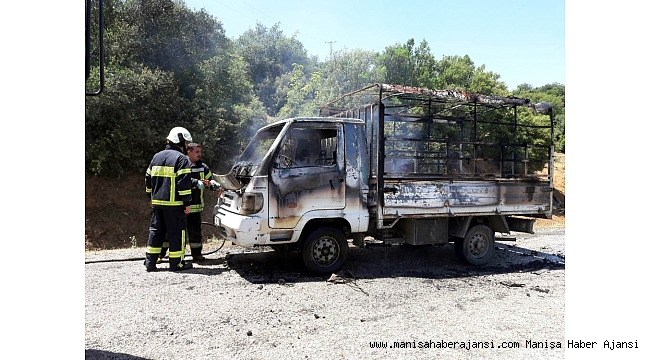 Seyir halindeki kamyonet alev alev yandı