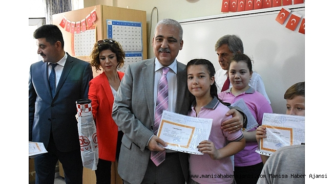 Vali Güvençer, öğrencilerin karne heyecanına ortak oldu