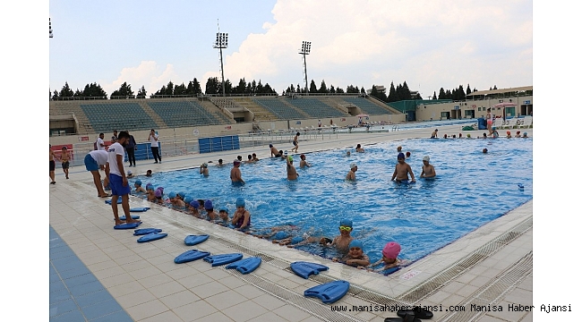 Yunusemre'de yüzme kursları başladı
