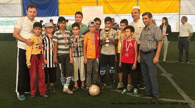 GÖRDES&#039;TE CAMİLER ARASI FUTBOL TURNUVASI SONA ERDİ