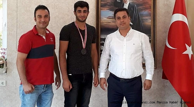 İL MÜDÜRÜ ÖZTÜRK, TÜRKİYE 3.SÜ OLAN BOKSÖRÜ ÖDÜLLENDİRDİ