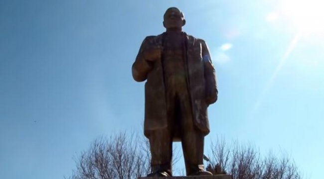 İmamlar topladıkları parayla Lenin heykelini restore ettirdi