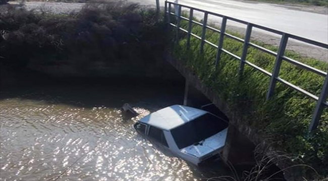 Aydın&#039;da otomobil sula kanalına devrildi