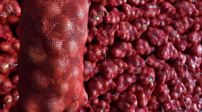 İzmir&#039;de dar gelirli ailelere patates soğan yardımı