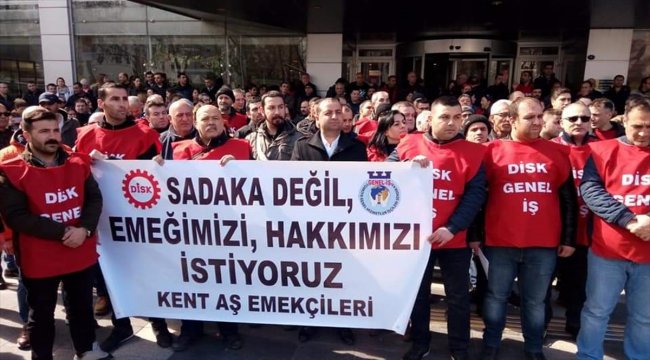 İzmir&#039;de ikramiyeleri ödenmeyen belediye işçileri eylem yaptı