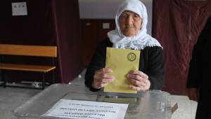 Demirci'nin en yaşlı seçmeni oyunu kullandı