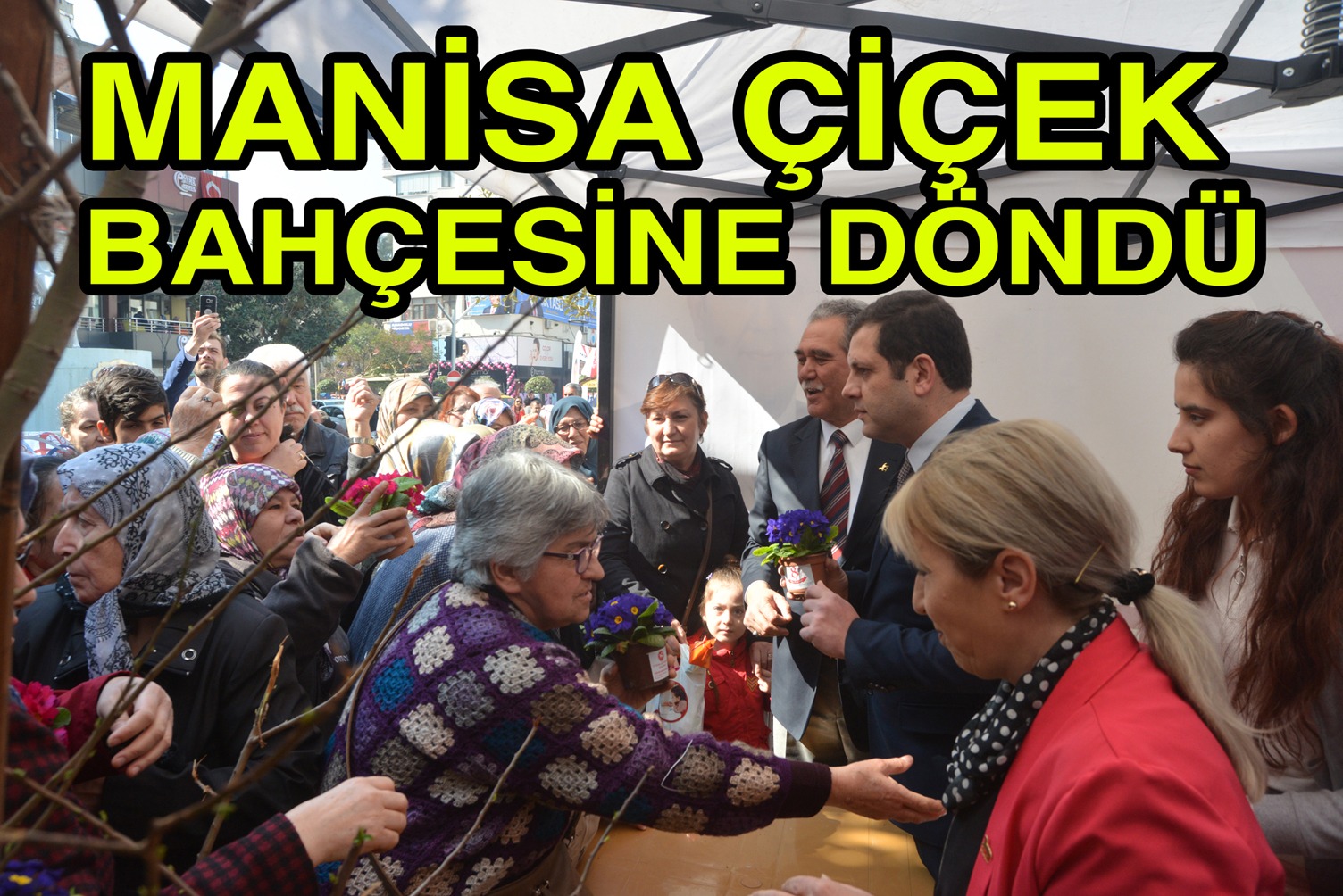 DEMOKRAT PARTİLİ ADAYLAR MONOLYA MEYDANINI  ÇİÇEK BAHÇESİNE DÖNDÜRDÜ