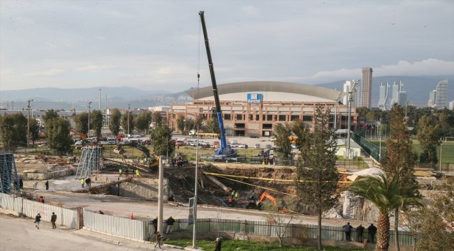 İzmir'de metro vagonu yer altı park alanı inşaatında göçük