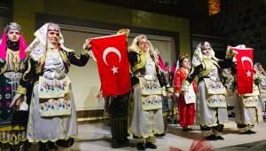 Halk oyunları kursiyerlerinden muhteşem gösteri