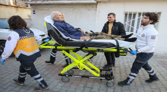 İzmir'de hastalar oy kullanmaya ambulansla götürüldü