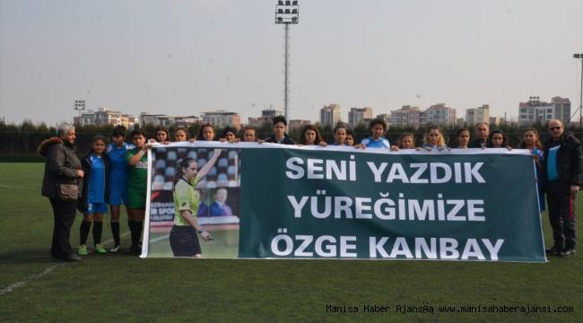 Kadın futbolcular vefat eden kadın hakemi unutmadı
