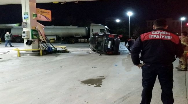 Otomobil akaryakıt istasyonuna girdi: 2 yaralı