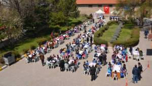 Banaz'da öğrencilere balık ekmek ikramı