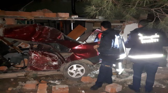 Freni boşalan süt kamyonu kahvehane duvarına çarptı: 3 yaralı