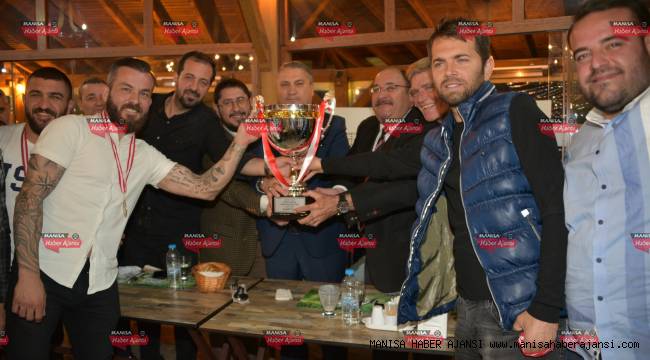 ŞAMPİYON KUPASINI ALDI