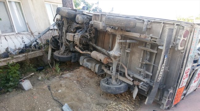 El freni çekilmeyen kamyonet evin balkonuna çarptı