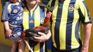Fener Ol kampanyasına horozunu satarak katıldı