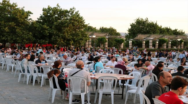 TÜMSİAD İzmir Şubesi Konak Meydanı&#039;nda iftar verdi