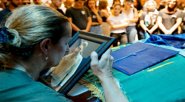 Mezuniyetinden bir gün önce ölen üniversite öğrencisinin cenazesi toprağa verildi