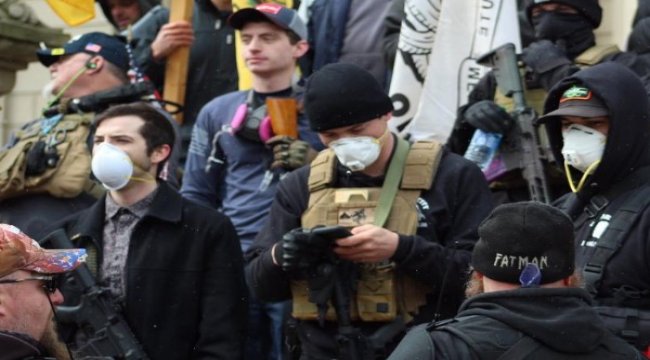 Silahlı karantina karşıtları eyalet meclisini bastı