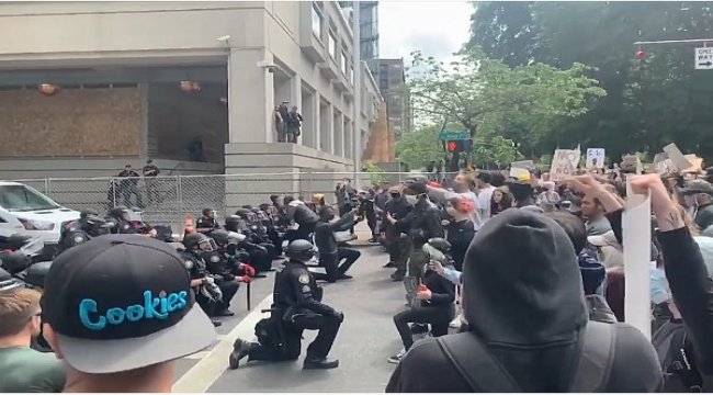 ABD’de Polis protestocularla birlikte Floyd için diz çöktü