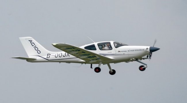 Çin’in yeni eğitim uçağı test sürüşünü başarıyla tamamladı