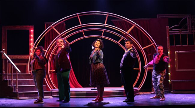 25 Eylül’de Trump Sahne’de Sevmekten Öldü Desinler