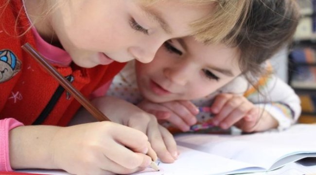 Çizgi film mi izletmeli, hikaye kitabı mı okumalı?