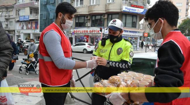 Kızılay gönüllülerinden çay ve çorba ikramı
