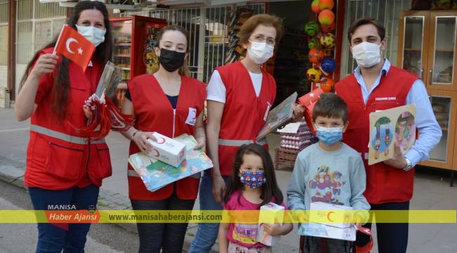 Gönüllülerden çocuklara hediyeler