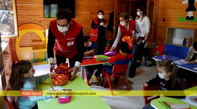 Türk Kızılay Yunusemre Şubesi’nden miniklere hediye