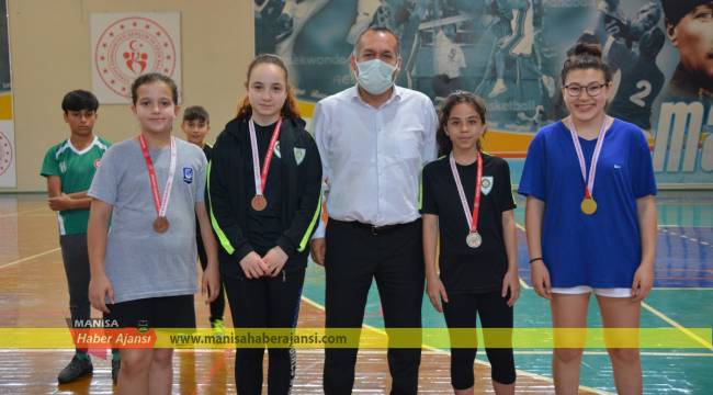 YUNUSEMRELİ SPORCULAR VALİLİK KUPASINDA 11 MADALYA KAZANDI