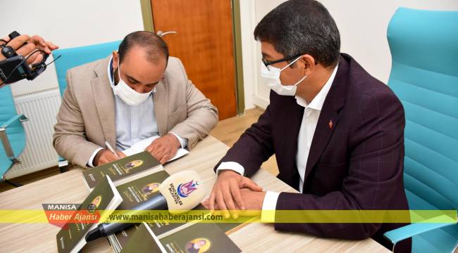 BAŞKAN ÇELİK ‘ŞEKERCİ HÜSEYİN DEDE’ KİTABINI TANITTI