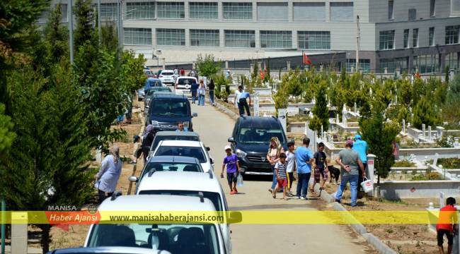 Normalleşmeyle birlikte mezarlıklara akın ettiler