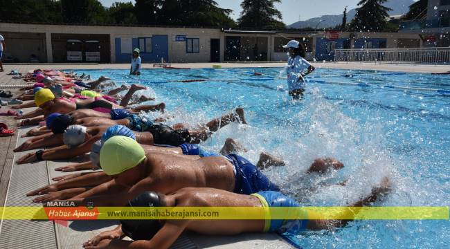 ÇOCUKLAR YÜZMEYİ ÖĞRENİYOR