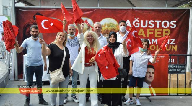 TDP Yunusemre İlçe Başkanlığı Türk bayrağı dağıttı