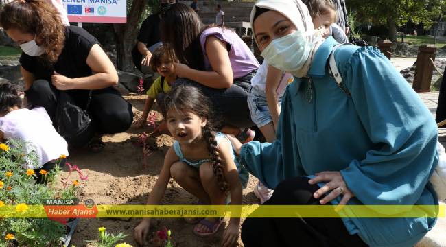 Genç Fidanlar Çiçek Ekti