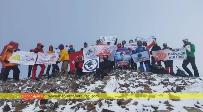Cumhuriyet Bayramı, Erciyes’in Zirvesinde Kutlandı