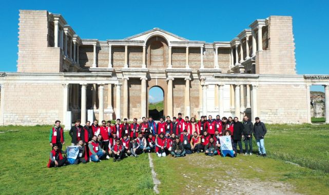 Gönüllü gençler Manisa'da gönüllere dokundu