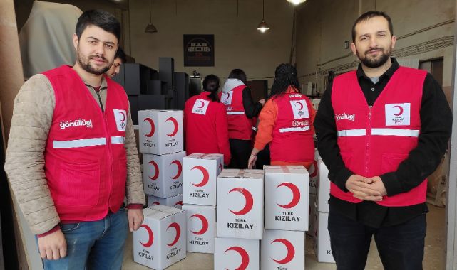 Manisa'da esnaflar 100 aileye gıda kolisi bağışında bulundu