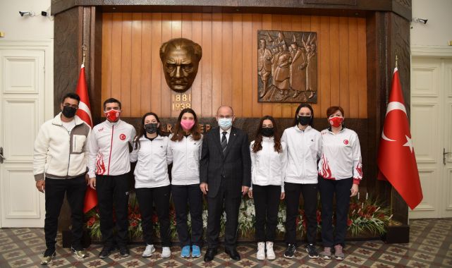 Türkiye Şampiyonu Selendi Anadolu Lisesi Kızlar Badminton Takımı’ndan Vali Karadeniz’e Ziyaret