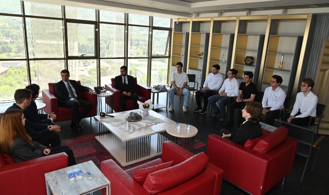 Başkan Zeyrek MCBÜ’lü Öğrencileri Konuk Etti