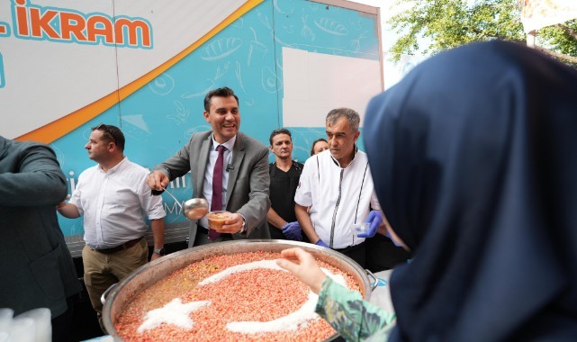 Başkan Zeyrek Manisalılara Aşure İkram Etti