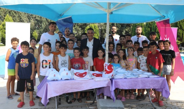 ŞEHZADELER BELEDİYESİ'NDEN GENÇ YÜZÜCÜLERE BÜYÜK DESTEK