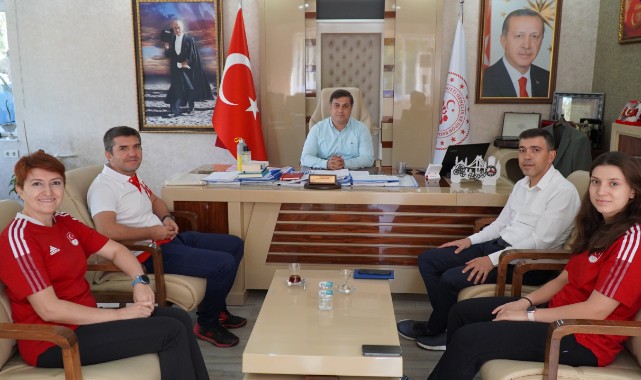 İl Müdürü Yunus Öztürk Milli Badmintoncu Ravza Bodur&#039;u Tebrik Etti