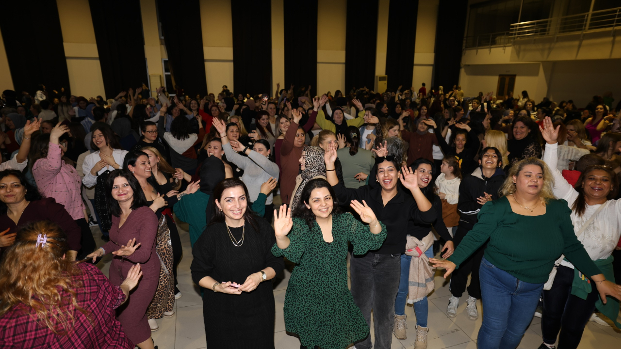 Manisalı Kadınlar 'Kadınlar Matinesi'nde Doyasıya Eğlendi