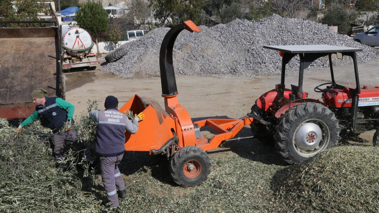 Edremit Belediyesi kompost makinesi ile organik gübre üretiyor