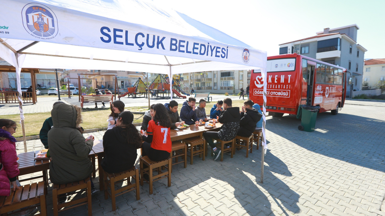 Efes Selçuk’ta Öğrencilere Gıda ve Ulaşım Desteği